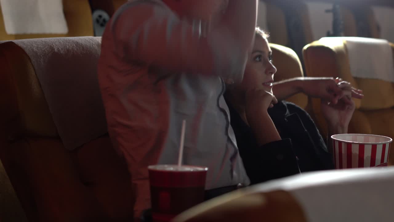 gente viendo películas en el cine.