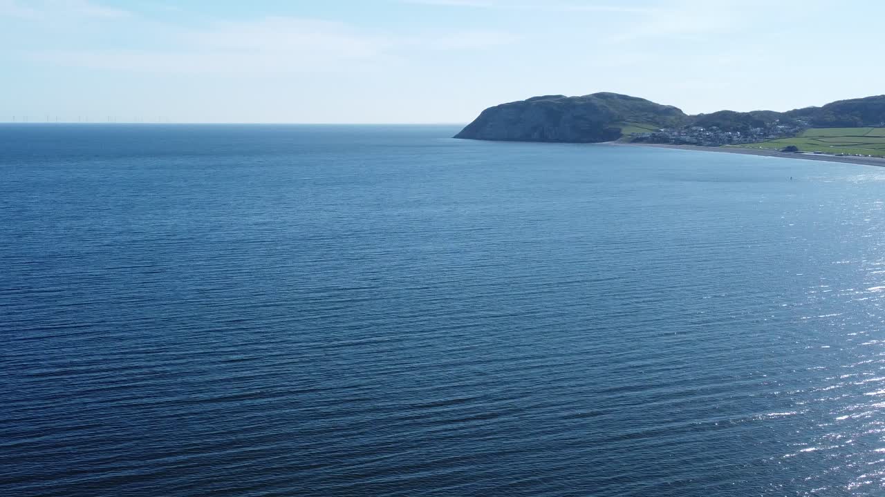 반짝이는 푸른 아일랜드 바다 llandudno 노스 웨일즈 해안선 공중 산책로 리조트 패닝 오른쪽