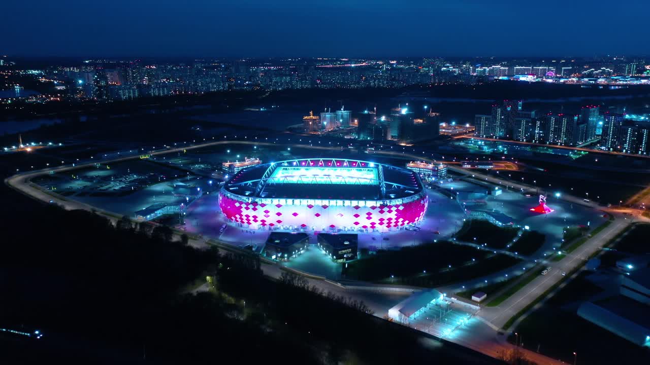 vista aérea nocturna de una intersección de autopista y el estadio de fútbol spartak moscú otkritie arena
