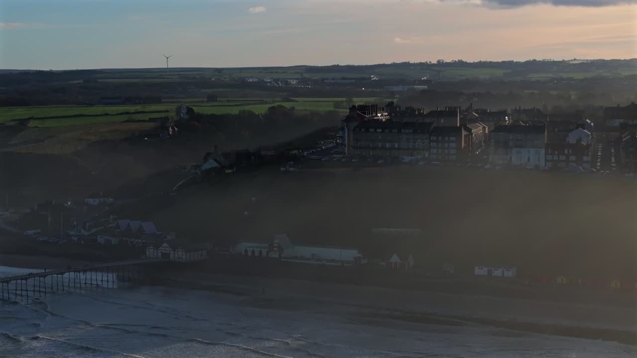 estableciendo una toma de avión no tripulado de la playa y el paisaje de saltburn-by-the-sea, reino unido