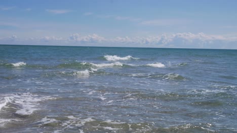 Handgehaltene-Weitwinkelaufnahme-Der-Beiden-Ozeane,-Die-Außerhalb-Von-Skagen-Am-Grenenstrand-In-Dänemark-Aufeinandertreffen,-Mit-Wellen,-Die-Aus-Der-Nordsee-Und-Der-Ostsee-Ineinander-Krachen