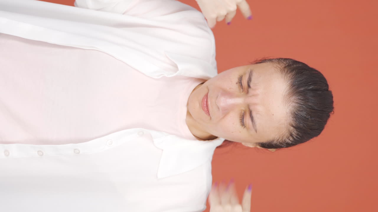 Video verticale di una donna soffocata dall'alta temperatura dell'aria.