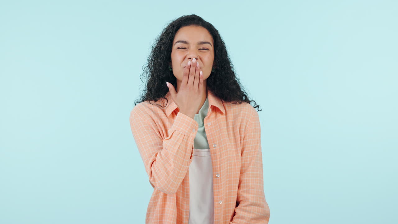 Felice, donna e viso che manda un bacio con la Gen Z