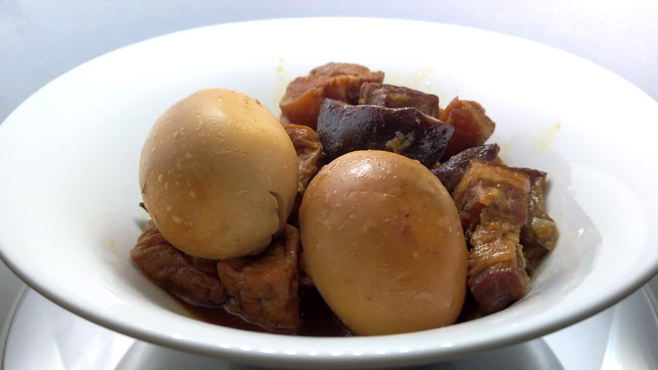 두부, 버섯, 계란을 곁들인 캐러멜 삼겹살