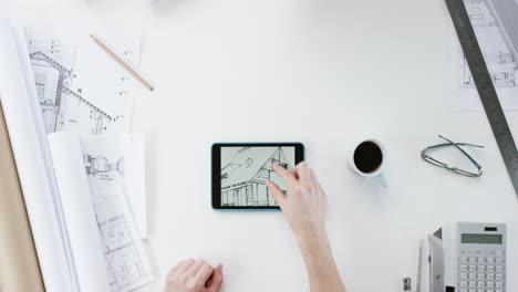 vista superior arquitecto diseñando casa conectada usando manos de tableta digital trabajando en el escritorio desde arriba - dragón épico rojo