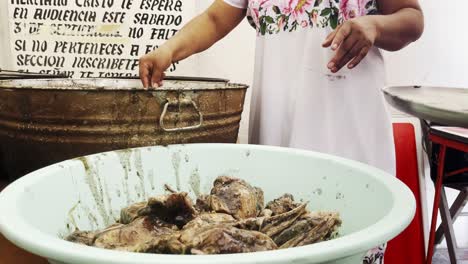 Küchenchef-Bereitet-Traditionelles-Essen-Aus-Yucatan,-Mexiko,-Namens-„Relleno-Negro“-Zu