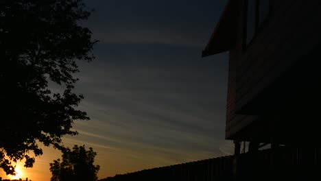 Timelapse-Nachmittag-Bis-Sonnenuntergang-Und-Haus-Und-Baum