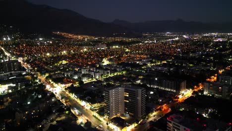 edificios por la noche de la comuna de florida, país de chile