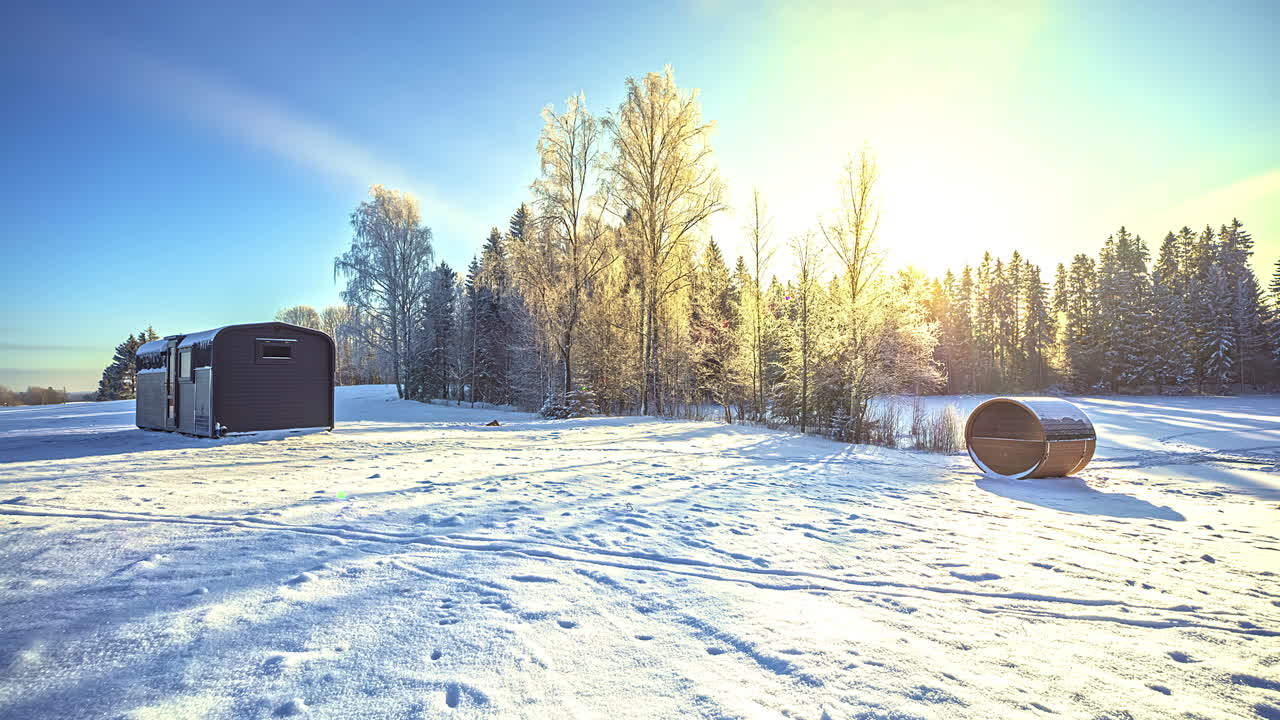 Timelapse av en snötäckt bastu och frusna träd