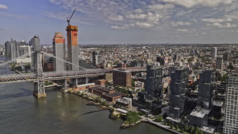 Nyc-Nueva-York-Antena-V422-Drone-Sobrevuelo-Del-Río-Este-Capturando-El-Cruce-Del-Puente,-Apartamentos-Residenciales-Frente-Al-Mar,-Paisaje-Urbano-De-Williamsburg-Brooklyn-Durante-El-Día---Filmado-Con-Mavic-3-Pro-Cine---Septiembre-De-2023