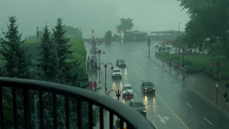 Coches-Conduciendo-Por-La-Pintoresca-Ubicación-Turística-De-Clifton-Hill-En-Las-Cataratas-Del-Niágara,-Ontario,-En-Un-Día-Muy-Lluvioso-Y-Nublado