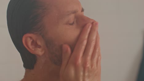 hombre tomando una ducha.