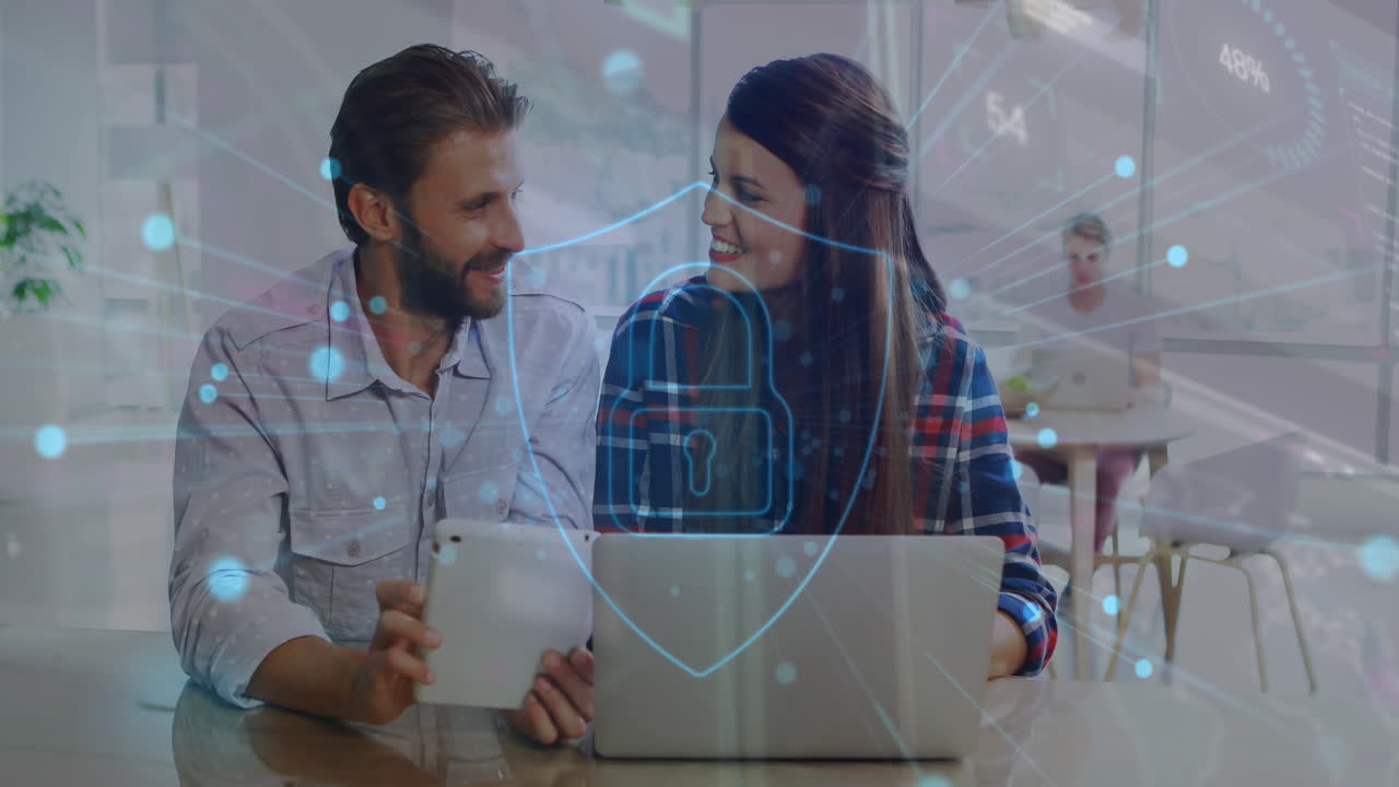 animación de puntos alrededor de un candado en el escudo sobre compañeros de trabajo caucásicos discutiendo informes en la oficina