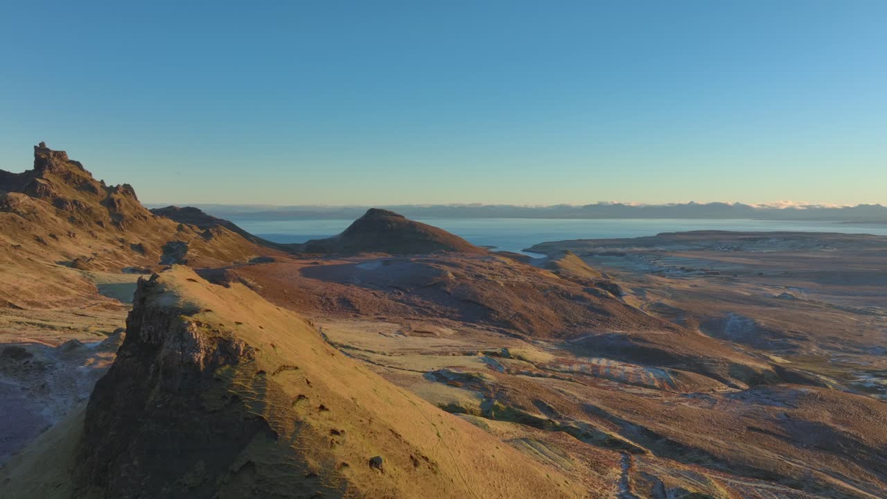은 지대, 기울어진 산꼭대기, 붕괴된 고대 절벽, 평야의 습지와 지평선에서 멀리 있는 산과 함께 펼쳐진 해안선.