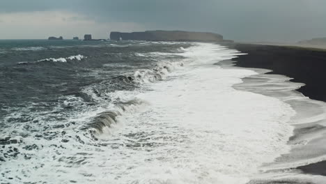 Filmische-Drohnenaufnahme-Aus-Der-Luft-Vom-Schwarzen-Sandstrand-Von-Reynisfjara,-Vik-–-Island