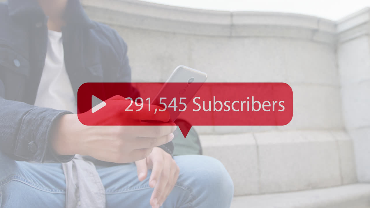 aumento de assinantes em bolha de fala vermelha contra a seção média de um homem usando smartphone