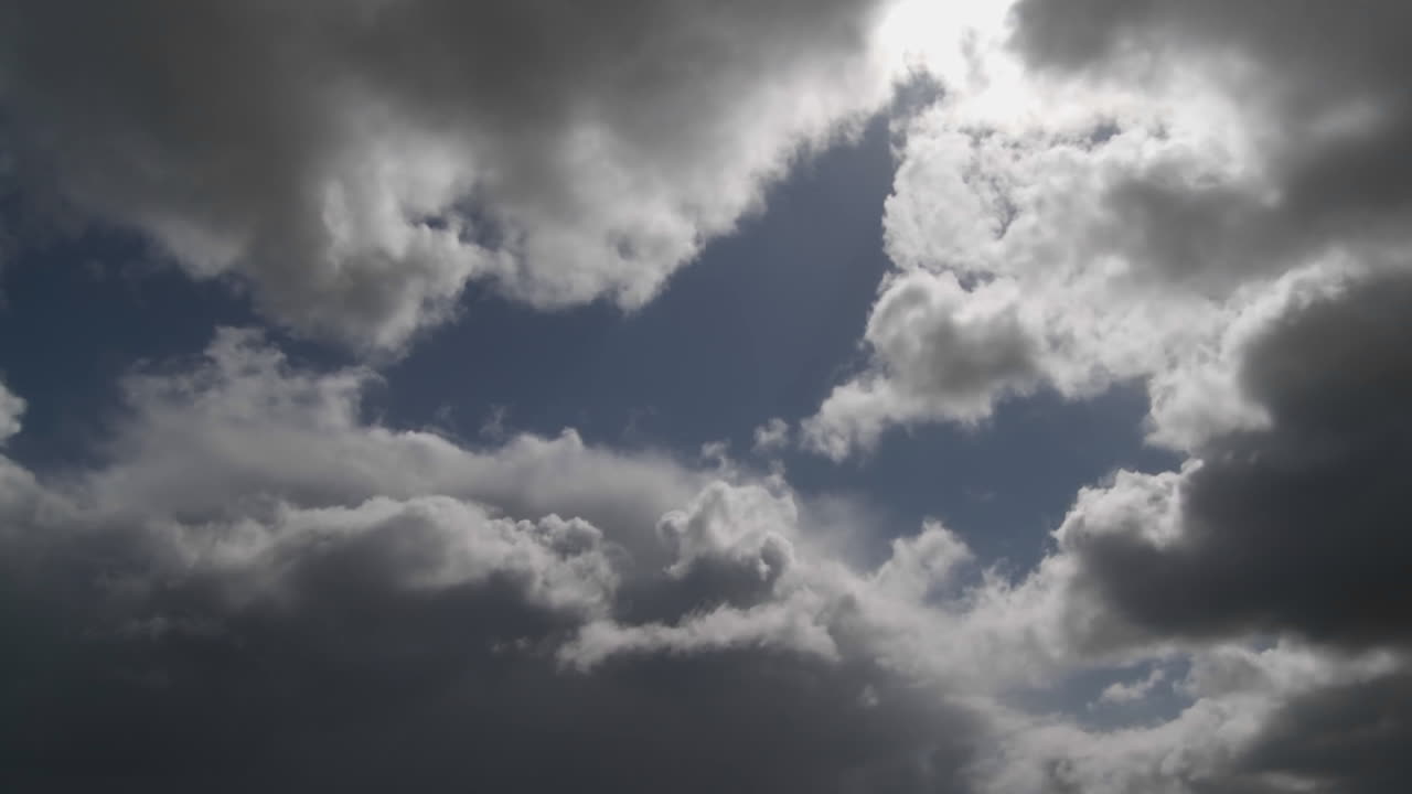 시간 경과에 아름다운 하늘 구름 형성