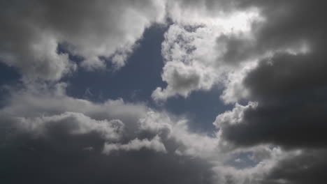 hermosas formaciones de nubes celestiales en lapso de tiempo