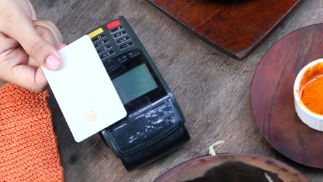 pagar con tarjeta de crédito en un restaurante