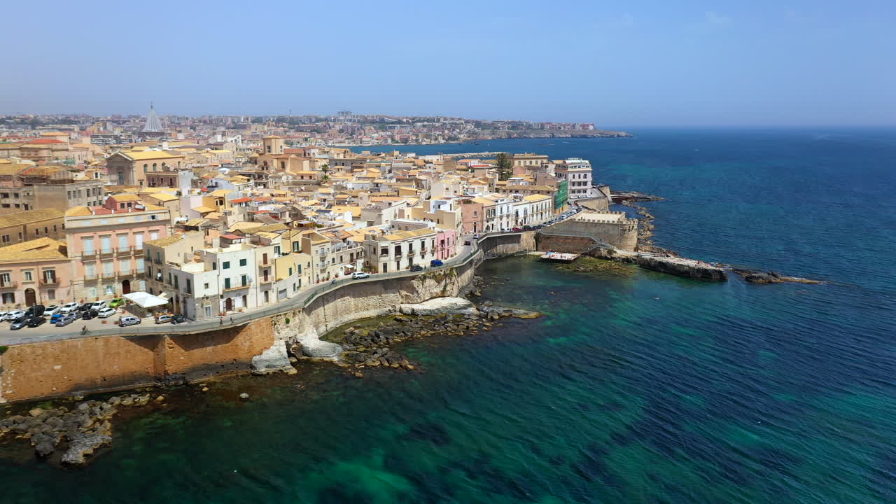 도로 교통량이 많은 시러큐스 해안선의 드론 샷, 이오니아 해를 따라 이탈리아 시칠리아 섬에 있는 역사적인 도시