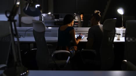 ejecutivos que usan tabletas digitales