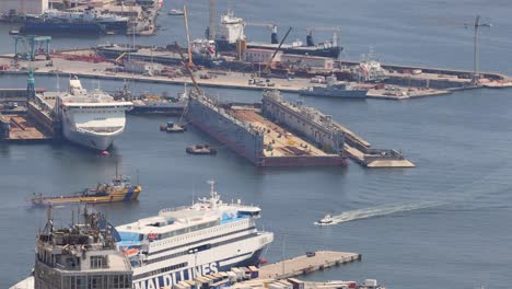 buques y embarcaciones que maniobran en el puerto de nápoles