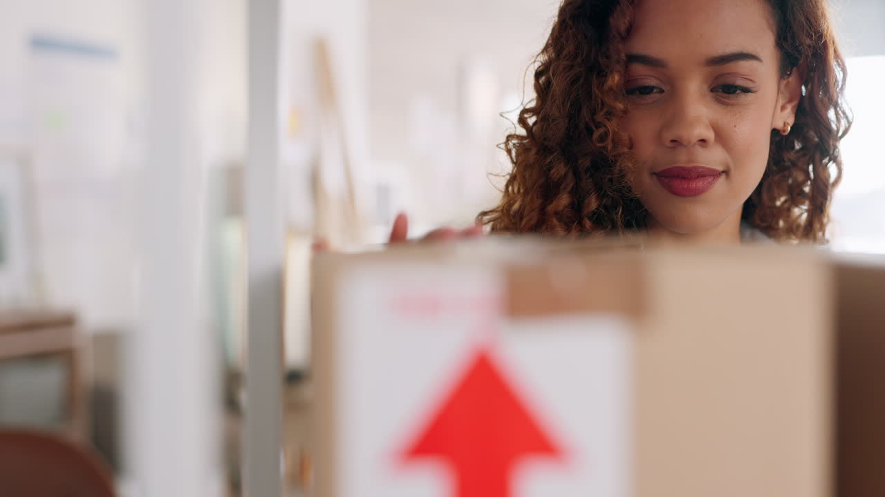 mujer organizando cajas en una oficina