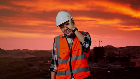 trabajador de la construcción al atardecer