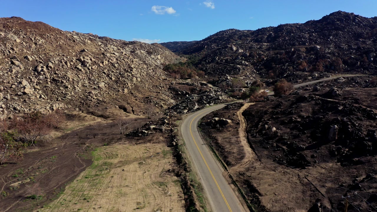 Veduta aerea di un luogo danneggiato dal fuoco a San Bernardino, California