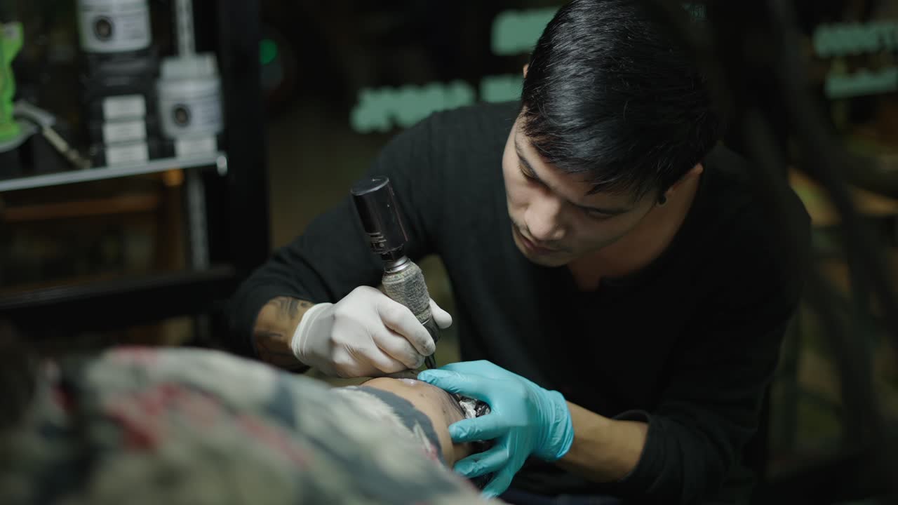 Tatuatore al lavoro