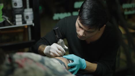 artista del tatuaje en el trabajo