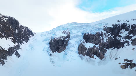 Toma-Aérea-Que-Revela-La-Meseta-Glaciar-En-El-Valle-De-Buar-En-Noruega