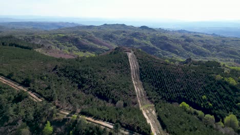 Fliegen-Durch-Die-Straßen-Des-Galizischen-Massivs-In-Ourense,-Spanien