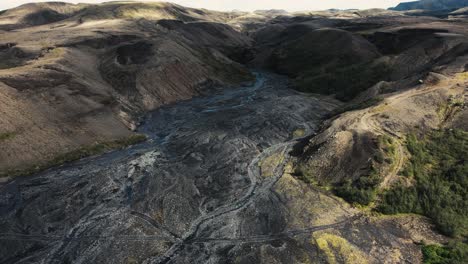thorsmörk aéreo lecho de río glacial en cadenas montañosas, volando sobre el famoso parque nacional islandés paisaje emblemático