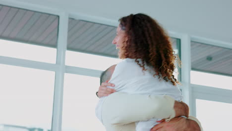 wow, embarazada y pareja con embarazo sorpresa