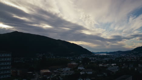 Zeitrafferaufnahme-Von-Bergen,-Das-Dunkel-Wird-Und-Die-Wolken-Die-Sonne-Bedecken