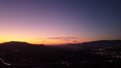 Silueta-De-Disparo-De-Drone-De-Cadenas-Montañosas-En-California-Al-Atardecer