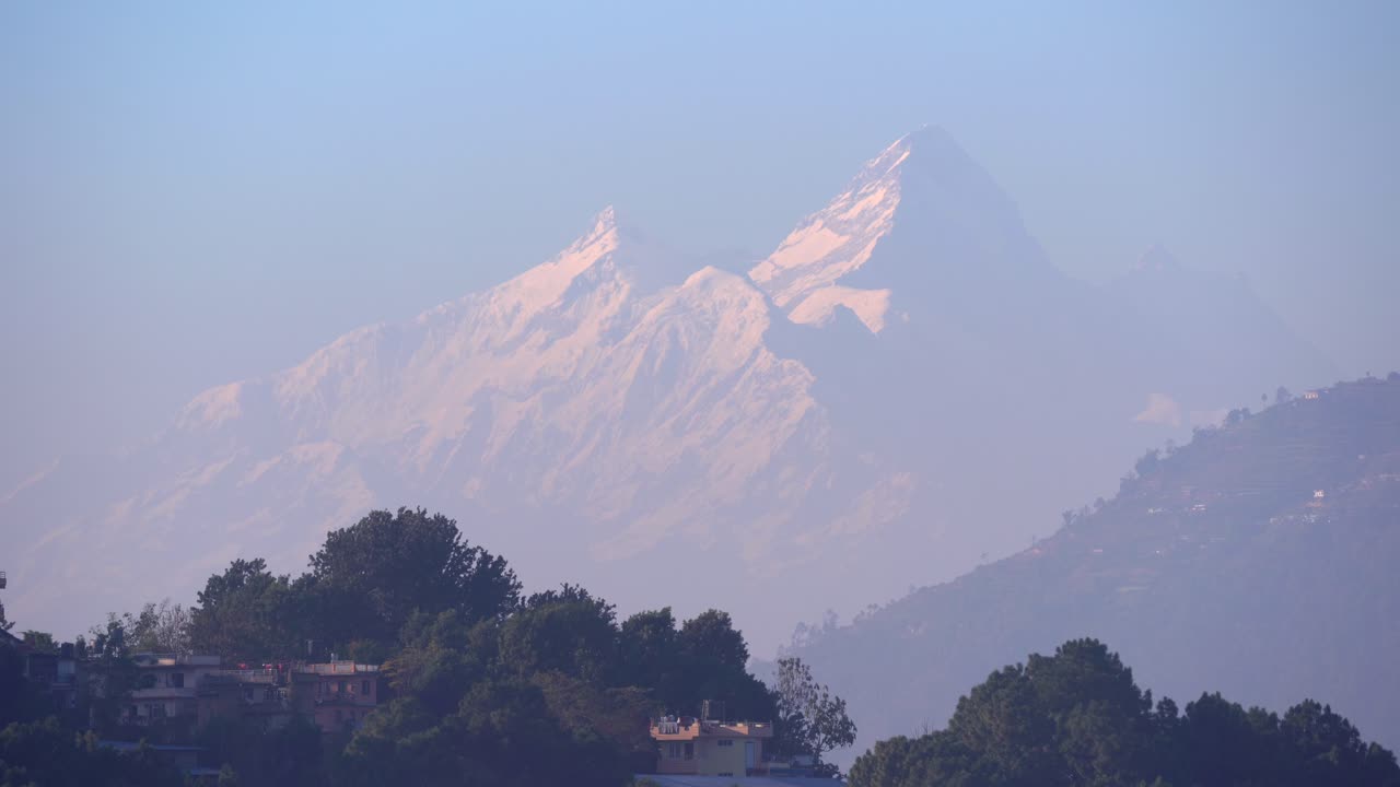 una vista de cerca de una montaña cubierta de nieve en la cordillera del himalaya en nepal