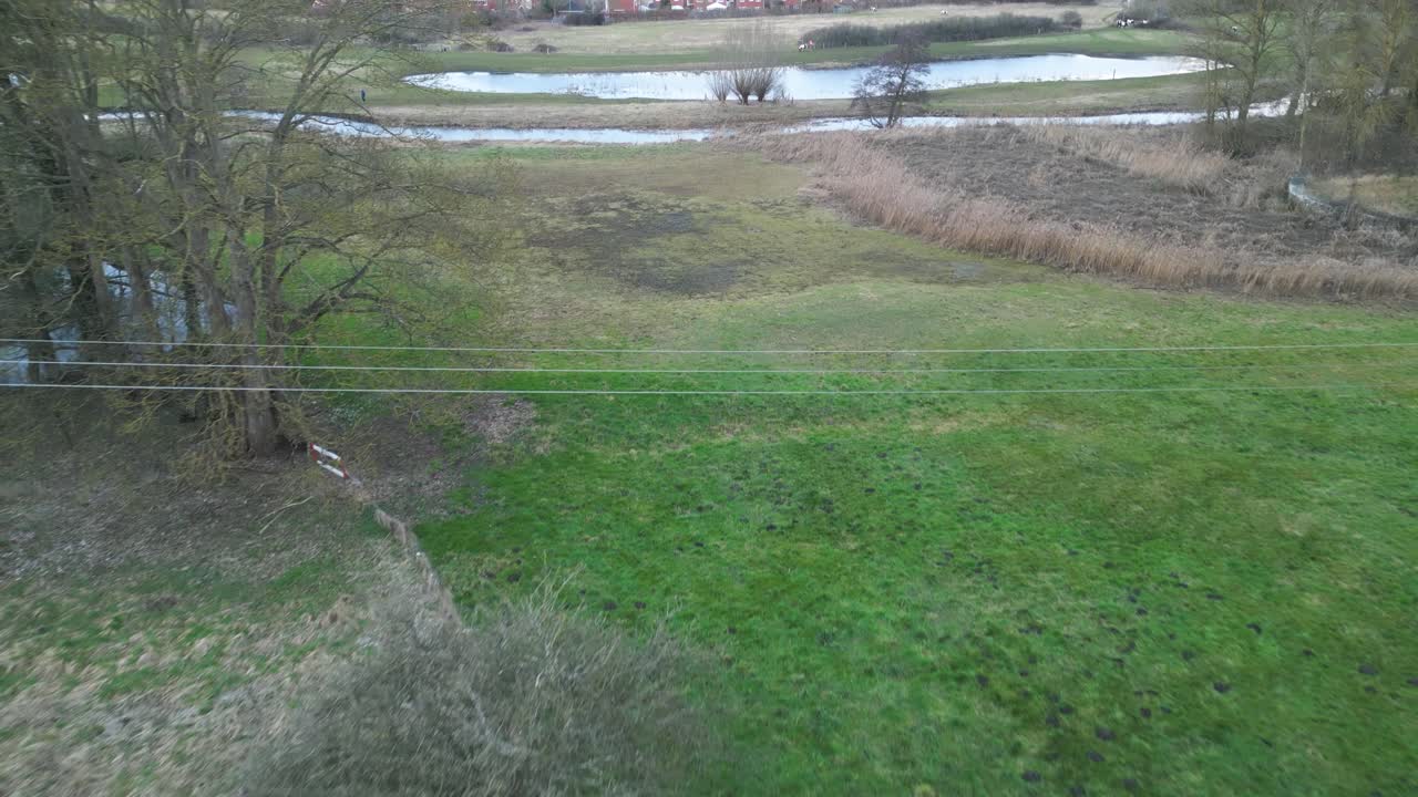 paisaje rural con estanque cerca del parque sur en norwich, día nublado