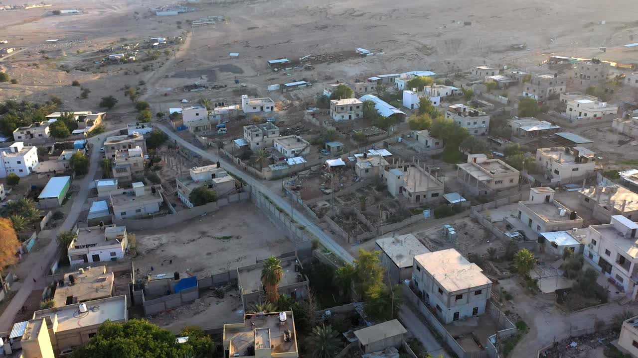 vista aérea de la ciudad de jericó en la puesta de sol en el desierto