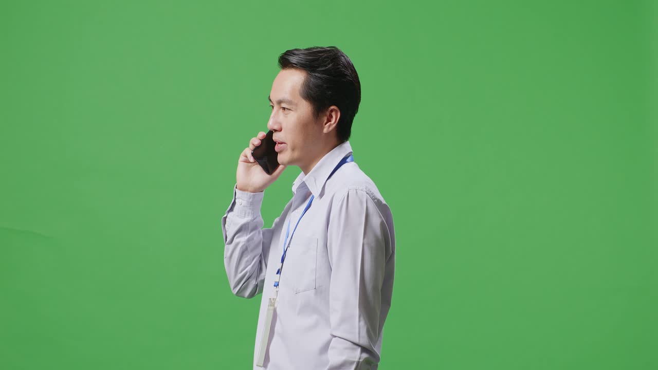 전화로 얘기하는 남자