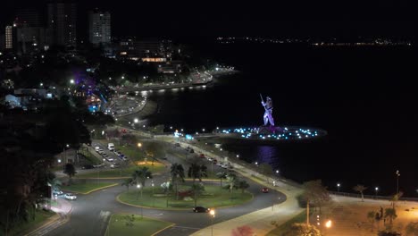 Luftdrohnenaufnahme-Der-Stadt-Posadas-In-Misiones,-Argentinien-Zeigt-Wohn--Und-Bürogebäude-Mit-Fahrenden-Autos-Auf-Der-Straße