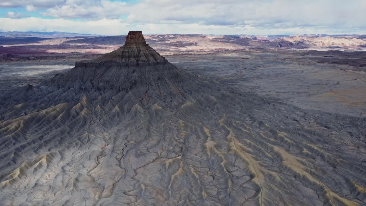 웨인 카운티의 바위산과 함께 계곡의 그림 같은 풍경