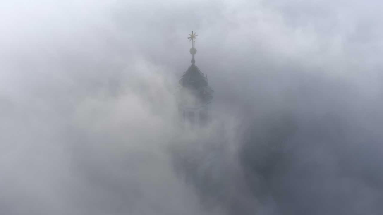 воздушный вид замка вавел во время туманного восхода солнца, краков, польша