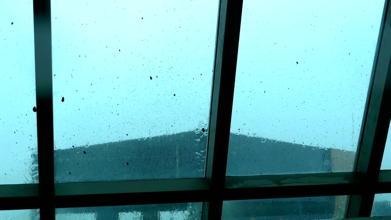 창밖의 비가 유리창으로 떨어집니다.