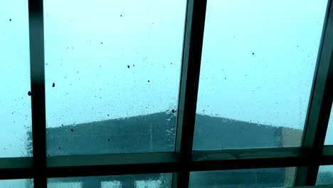 la lluvia fuera de la ventana gotea por el vidrio