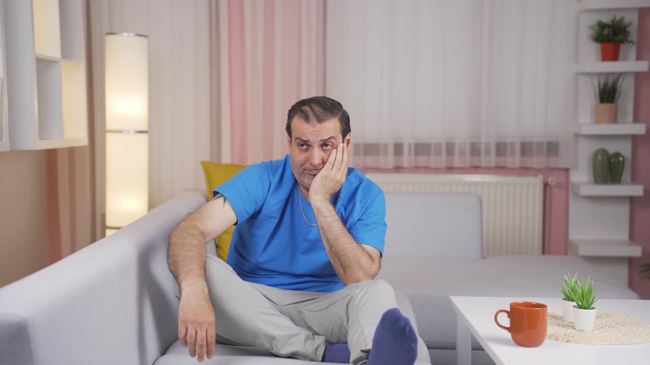 Uomo che pensa a ricordi tristi e malinconici
