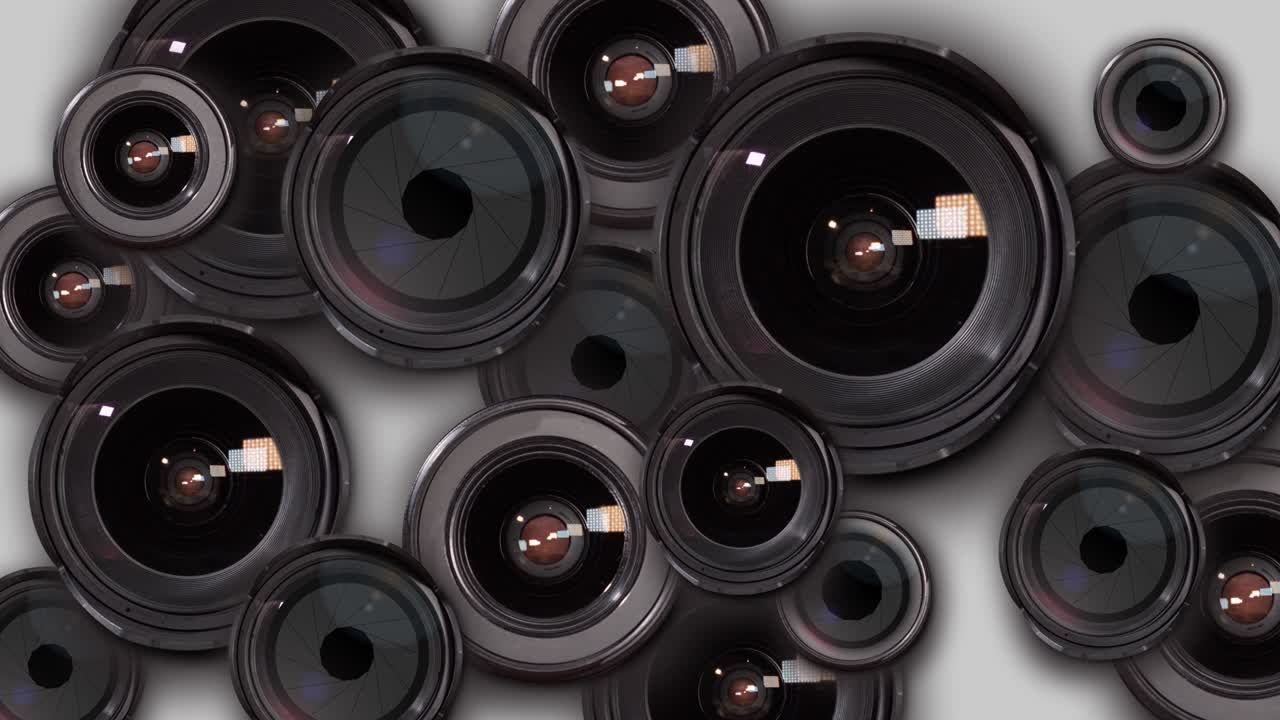 muchas lentes fotográficas en grupo sobre un fondo blanco