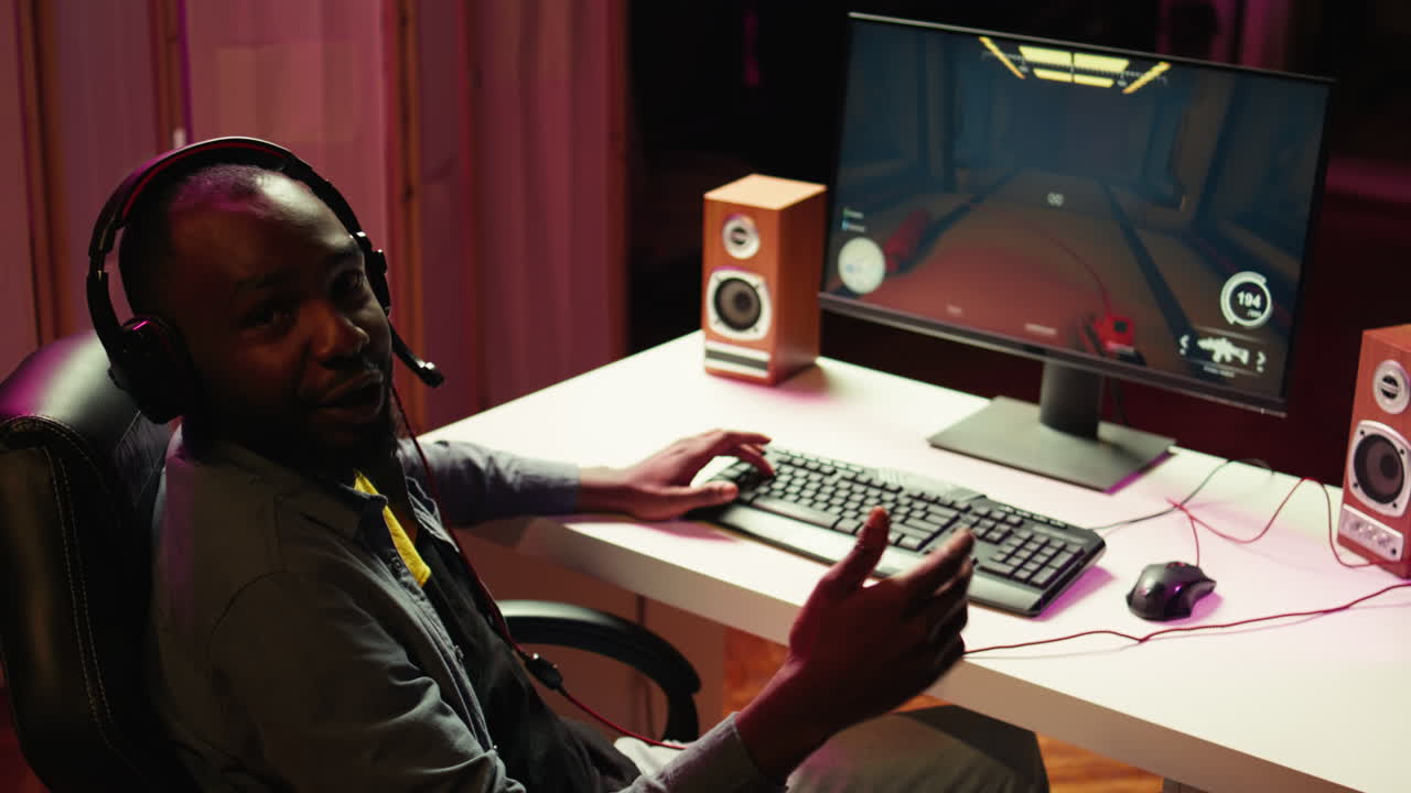 giocatore professionista che gioca, insegna al pubblico le abilità necessarie per gli esports