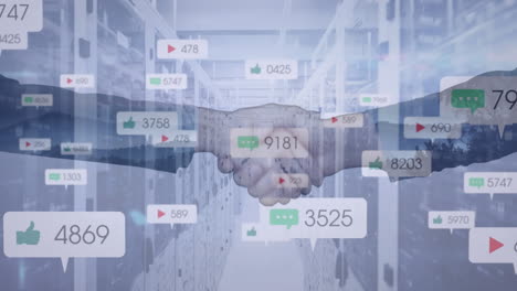 animación de iconos de las redes sociales, apretón de manos de empresarios sobre servidores de computadoras